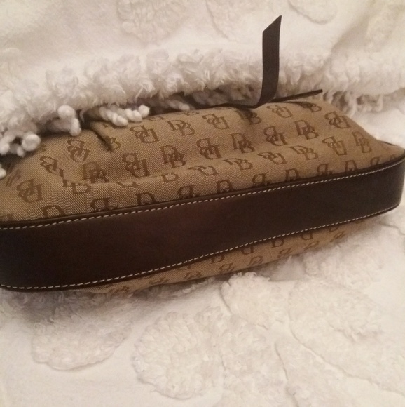 Classic Style Dooney & Bourke DB Shoulder - Picture 4 of 4
